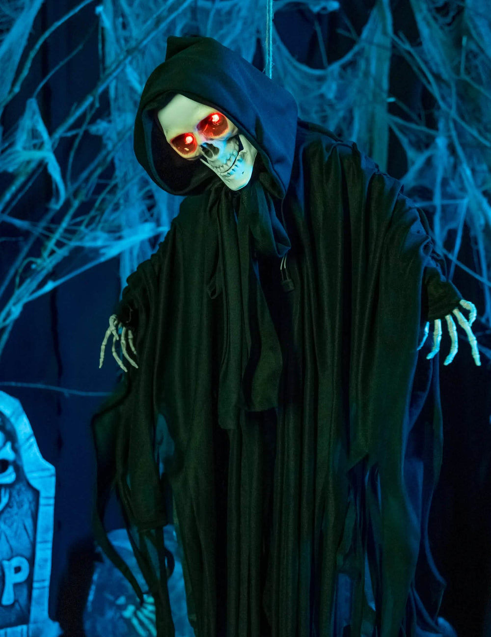Cena com olhos vermelhos do esqueleto de halloween luminoso, sonoro e animado