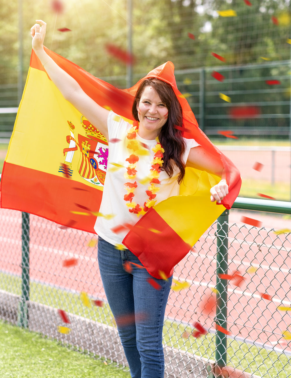 Portrait d'une supportrice portant le stick de maquillage supporter Espagne