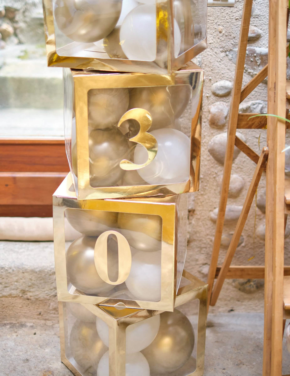 Posicionamento em coluna dos números 3 e 0 do autocolante de números dourado para decoração de festa