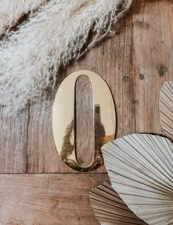 Grande aproximação do algarismo 0 do autocolante de números dourado para decoração de festa