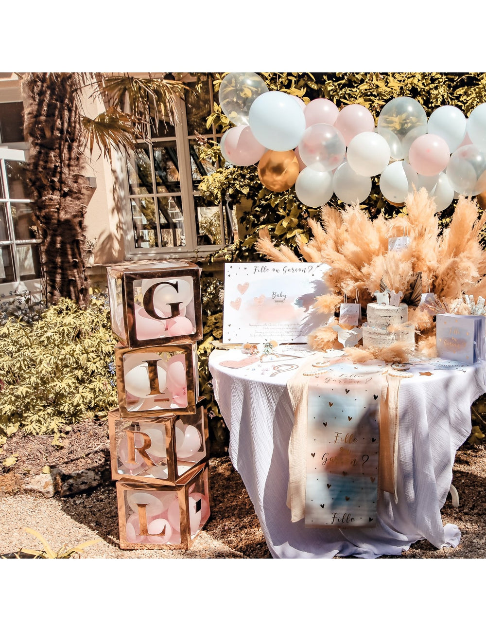 Mise en situation lors d'une baby shower des stickers lettres girl dorées métallisées