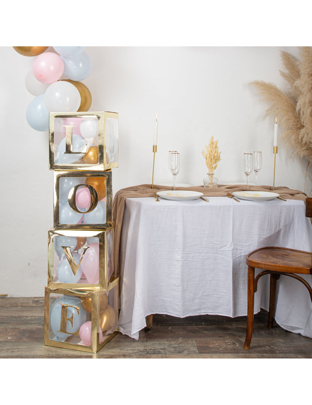 Mise en situation des stickers love pour mariage lettres dorées métallisées