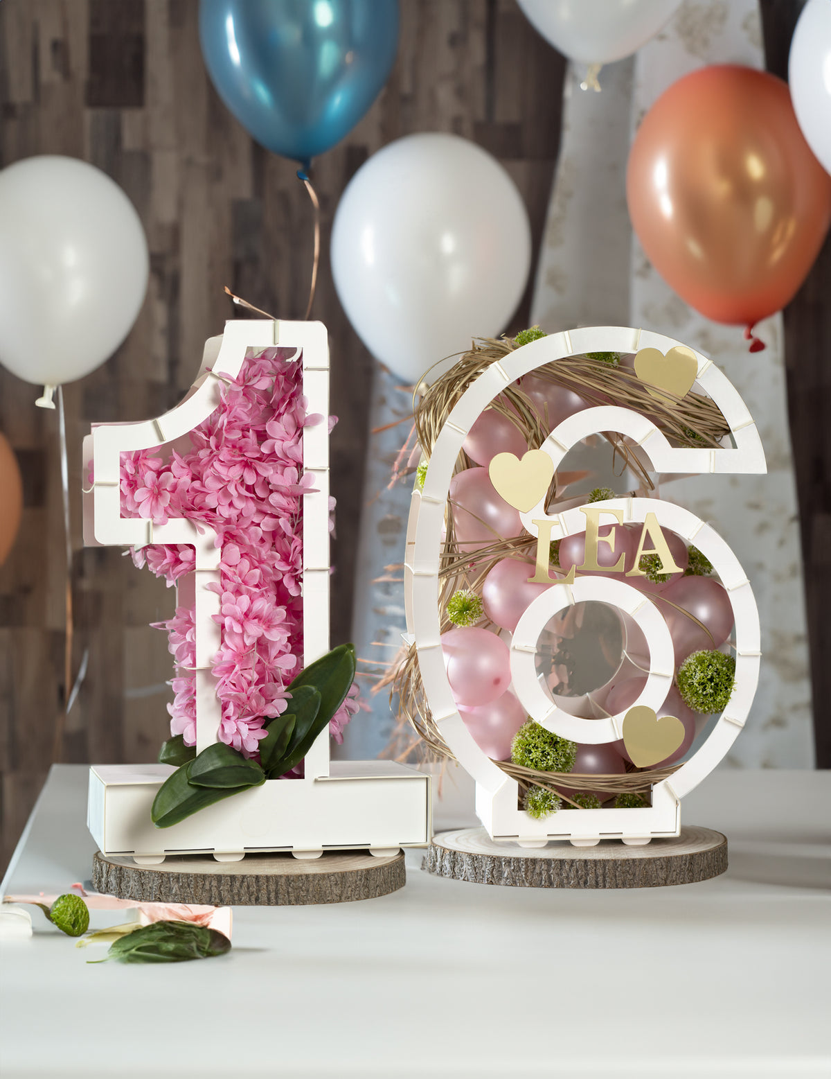 Chiffre 16 garni de fleurs roses et ballons de la structure chiffre pour décoration de fête blanc en carton à garnir