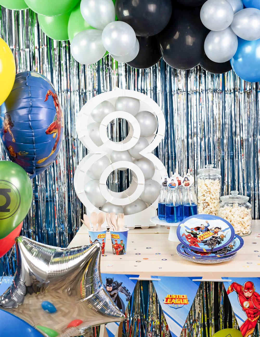 Mise en situation du chiffre 8 de la structure chiffre pour décoration de fête blanc en carton à garnir