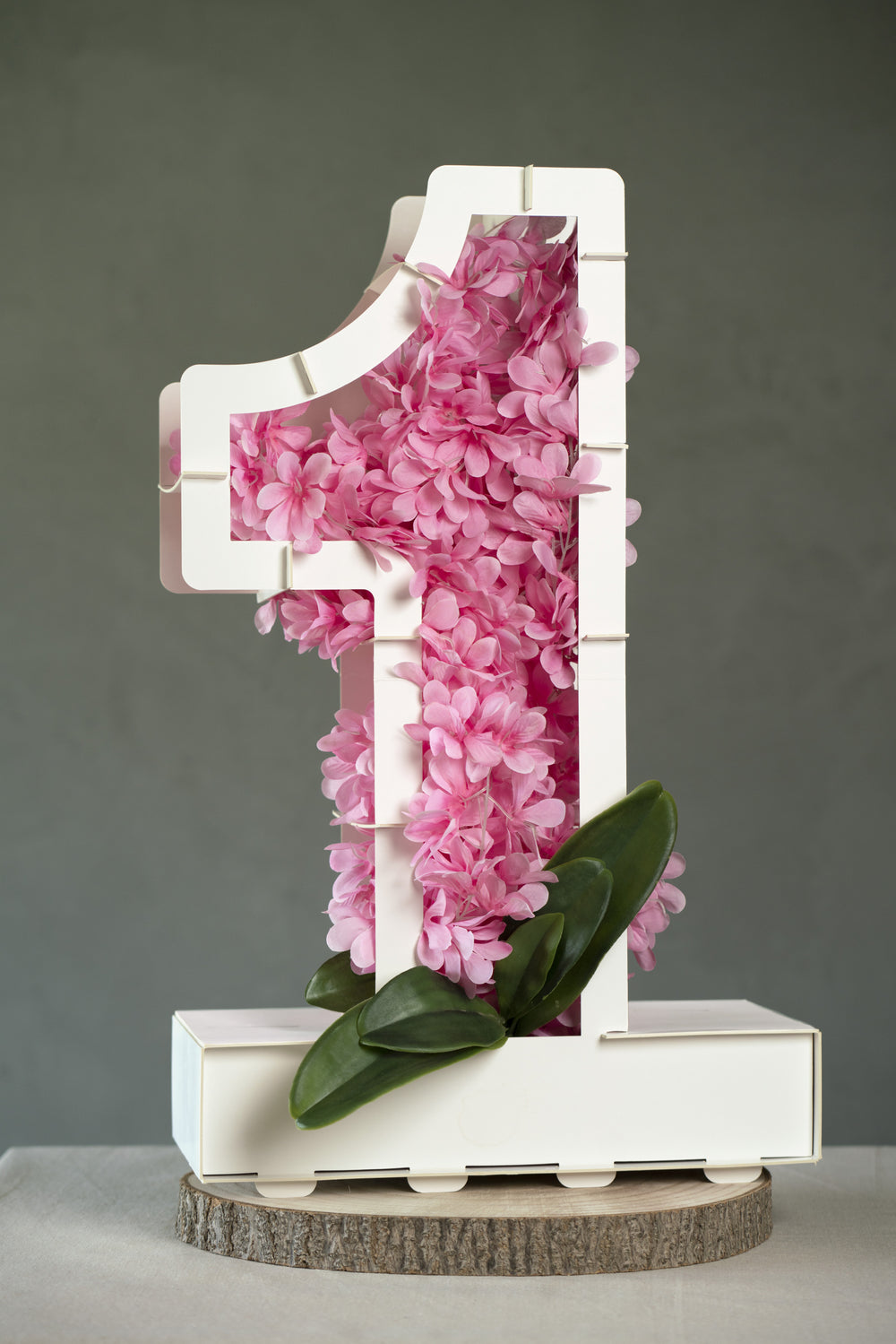 Chiffre 1 garni de fleurs roses de la structure chiffre pour décoration de fête blanc en carton à garnir