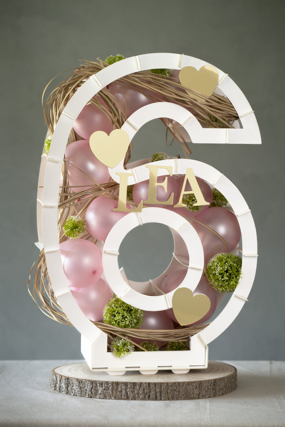 Chiffre 6 garni de ballons et fleurs de la structure chiffre blanc pour ballons en carton à garnir