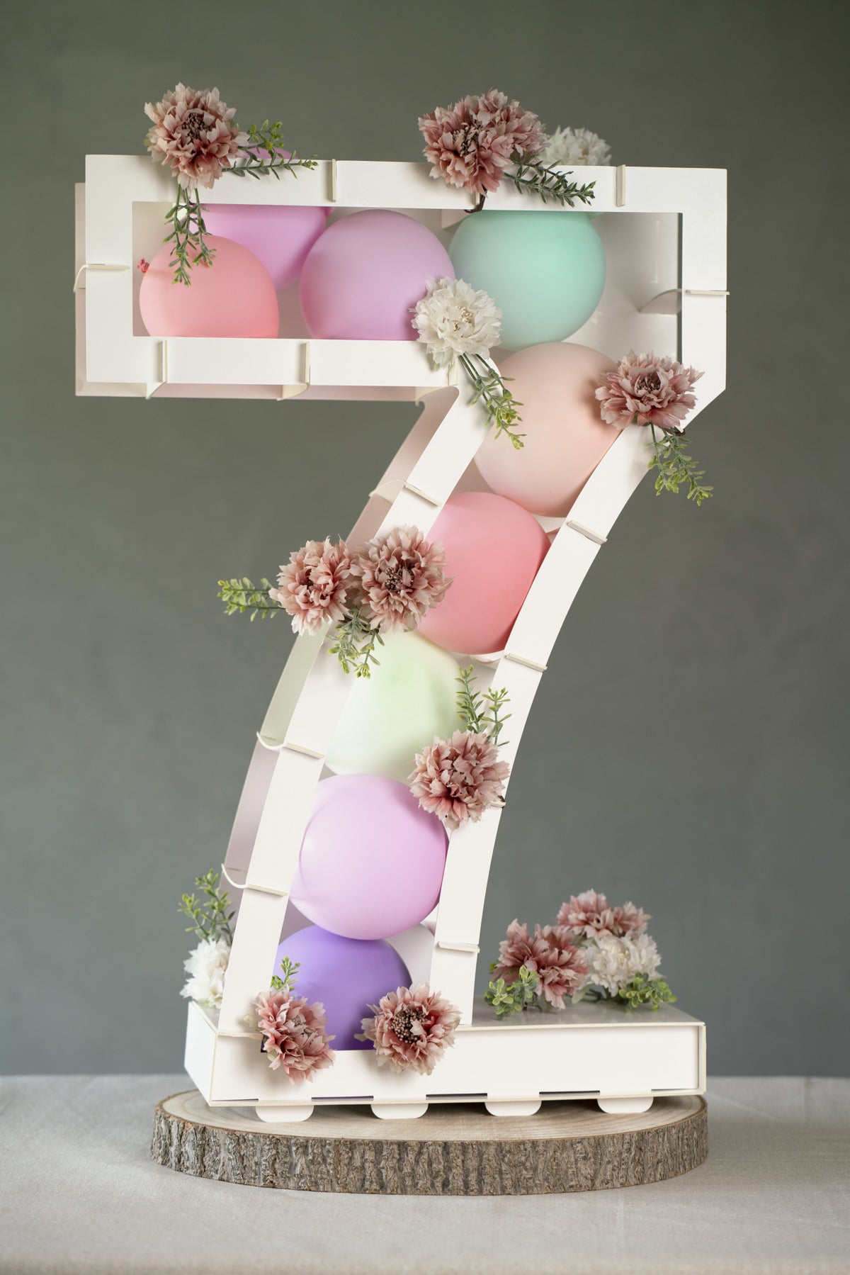 Chiffre 7 garni de ballons et de fleurs de la structure chiffre pour décoration de fête blanc en carton à garnir