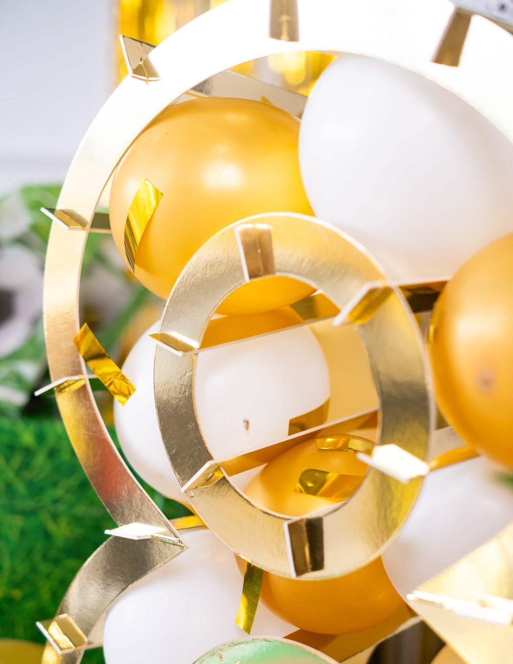 Détail de l'assemblage des ballons de la structure chiffre doré pour ballons en carton