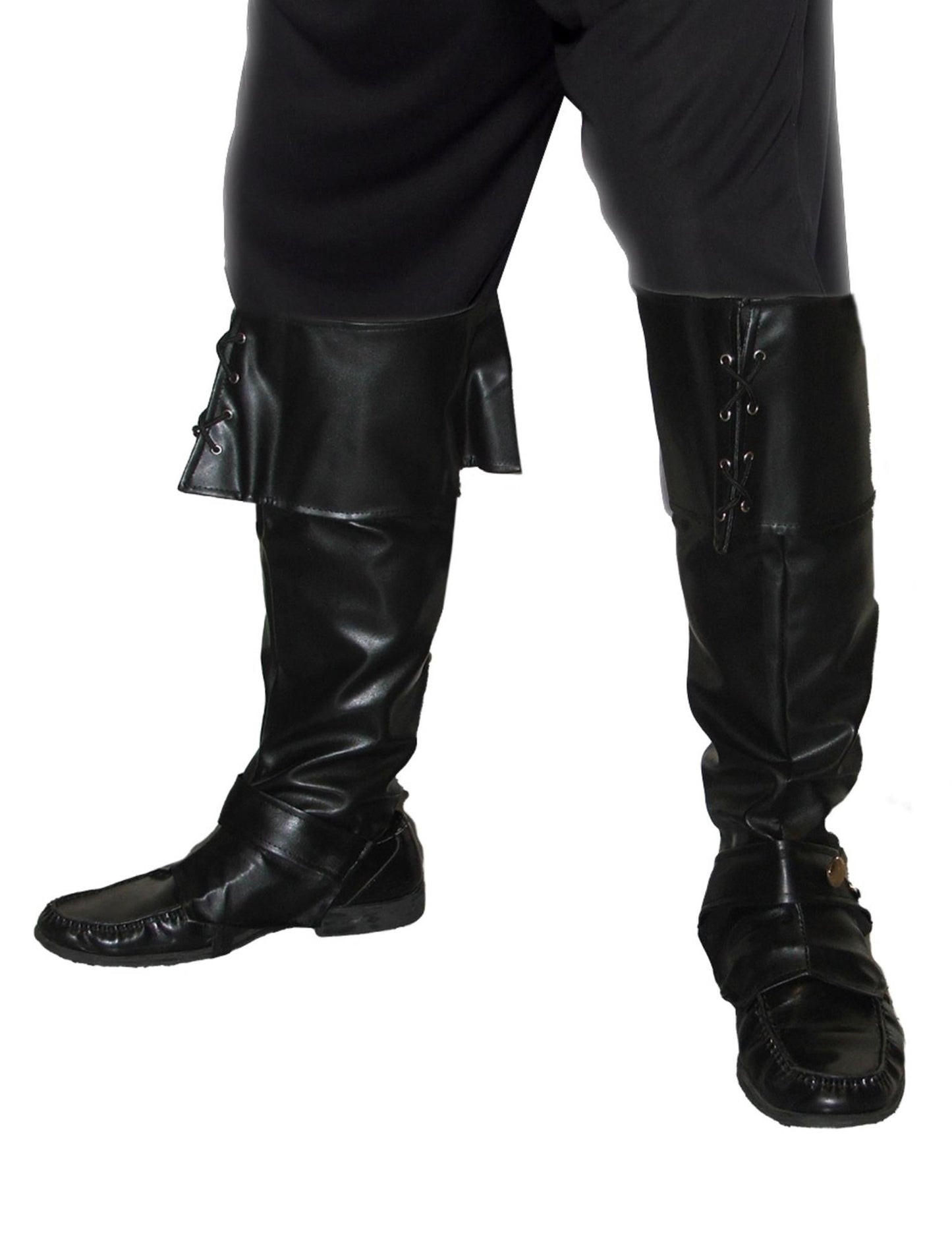 Détail des lacets et de la lanière des sur-bottes simili cuir lacets et lanière cloutée pour adulte noire