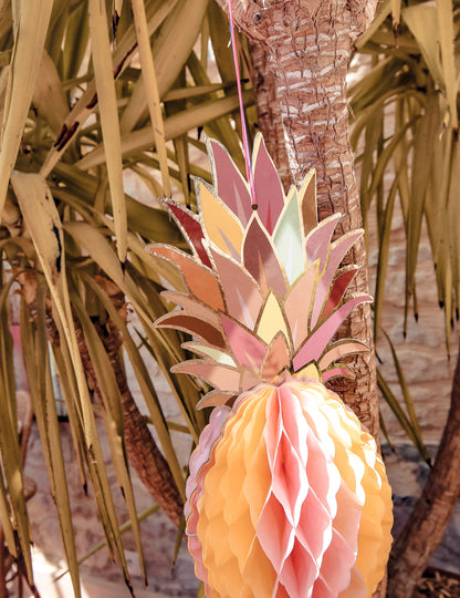 Mise en situation de la suspension en papier alvéolé ananas multicolore à dorure