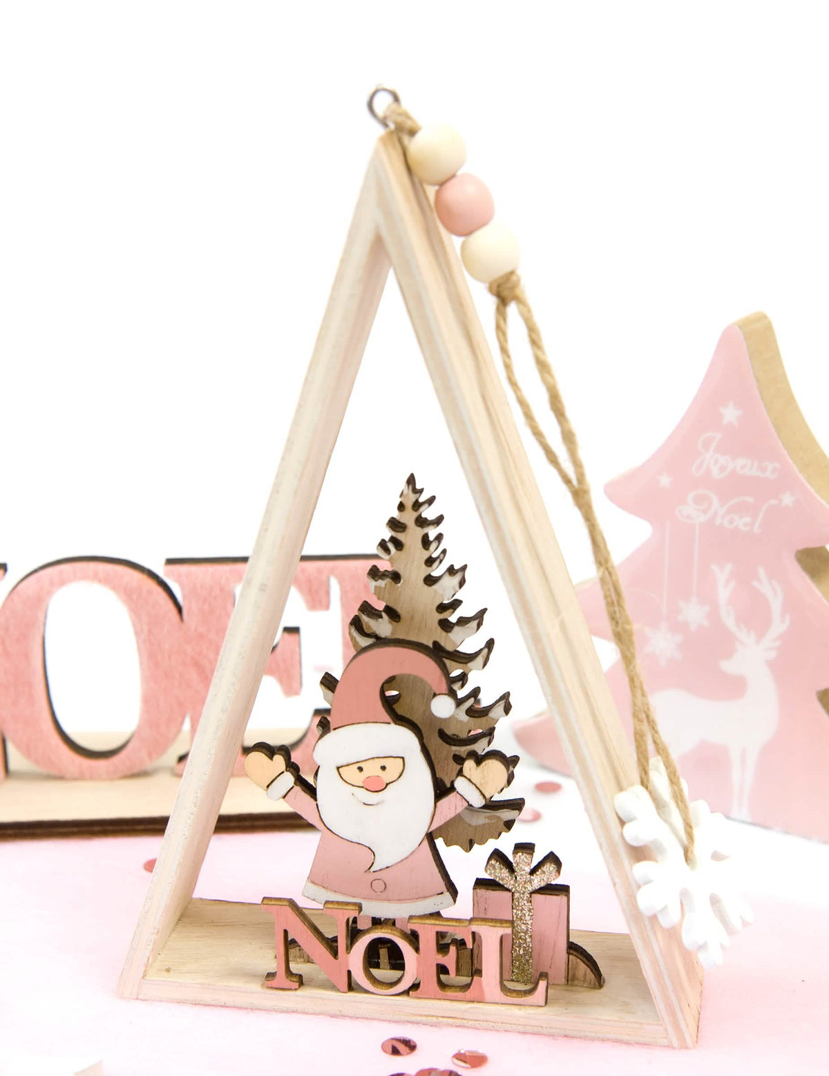 Grande plano das figuras da suspensão em madeira pai natal cor de rosa triângulo decorativo