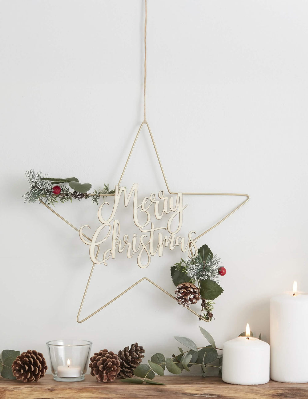 Suspensão em metal estrela Merry Christmas para árvore de natal dourada com pinha e azevinho