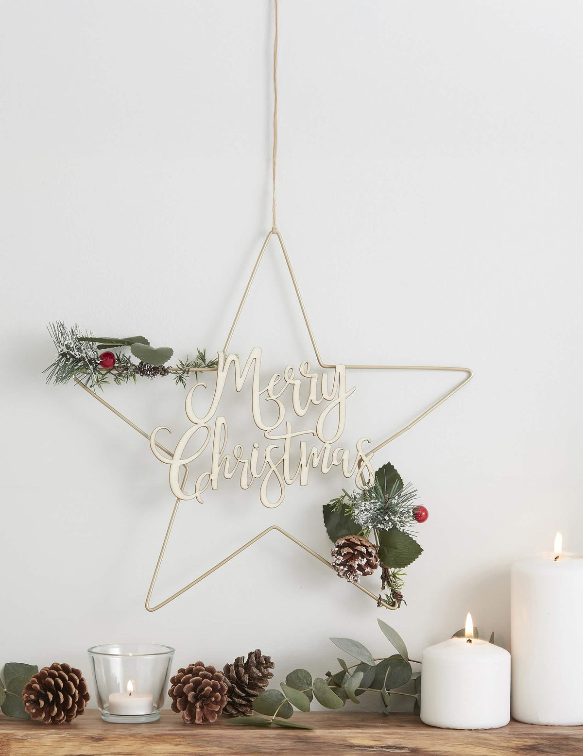 Suspensão em metal estrela Merry Christmas para árvore de natal dourada com pinha e azevinho