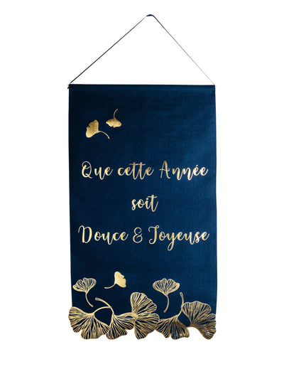 Mise en situation de la suspension bonne année ginkgo pour décoration marine et or en lin