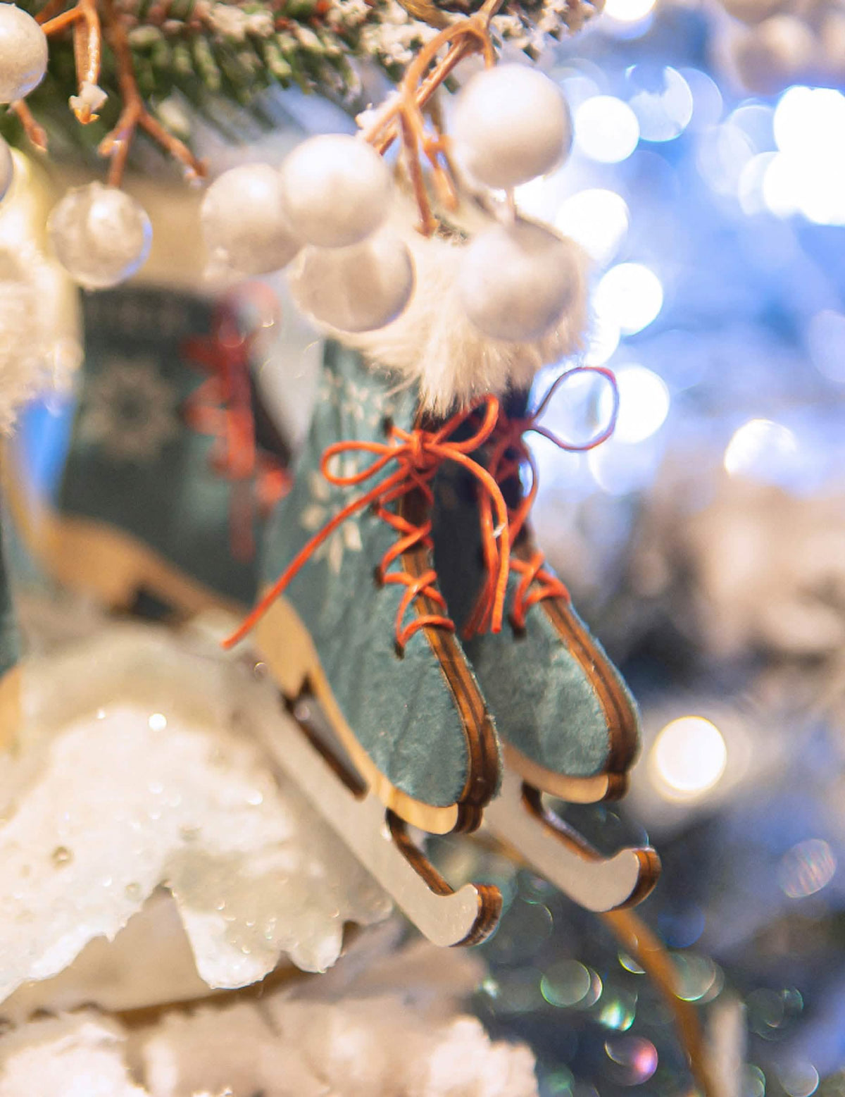 Grande plano sobre os cordões da suspensão para árvore de Natal patins de gelo azul com pele sintética