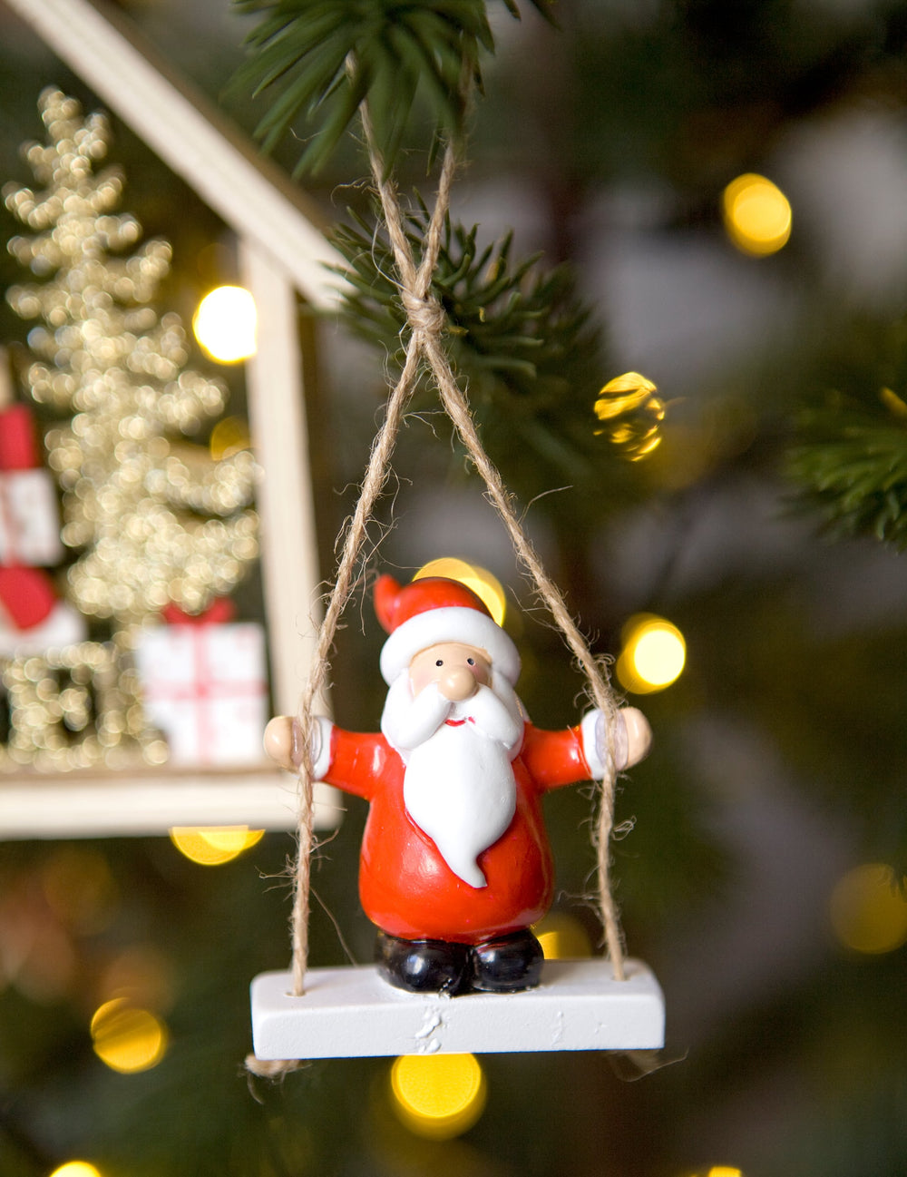 Mise en situation de la suspension pour sapin Père-Noël sur sa balançoire
