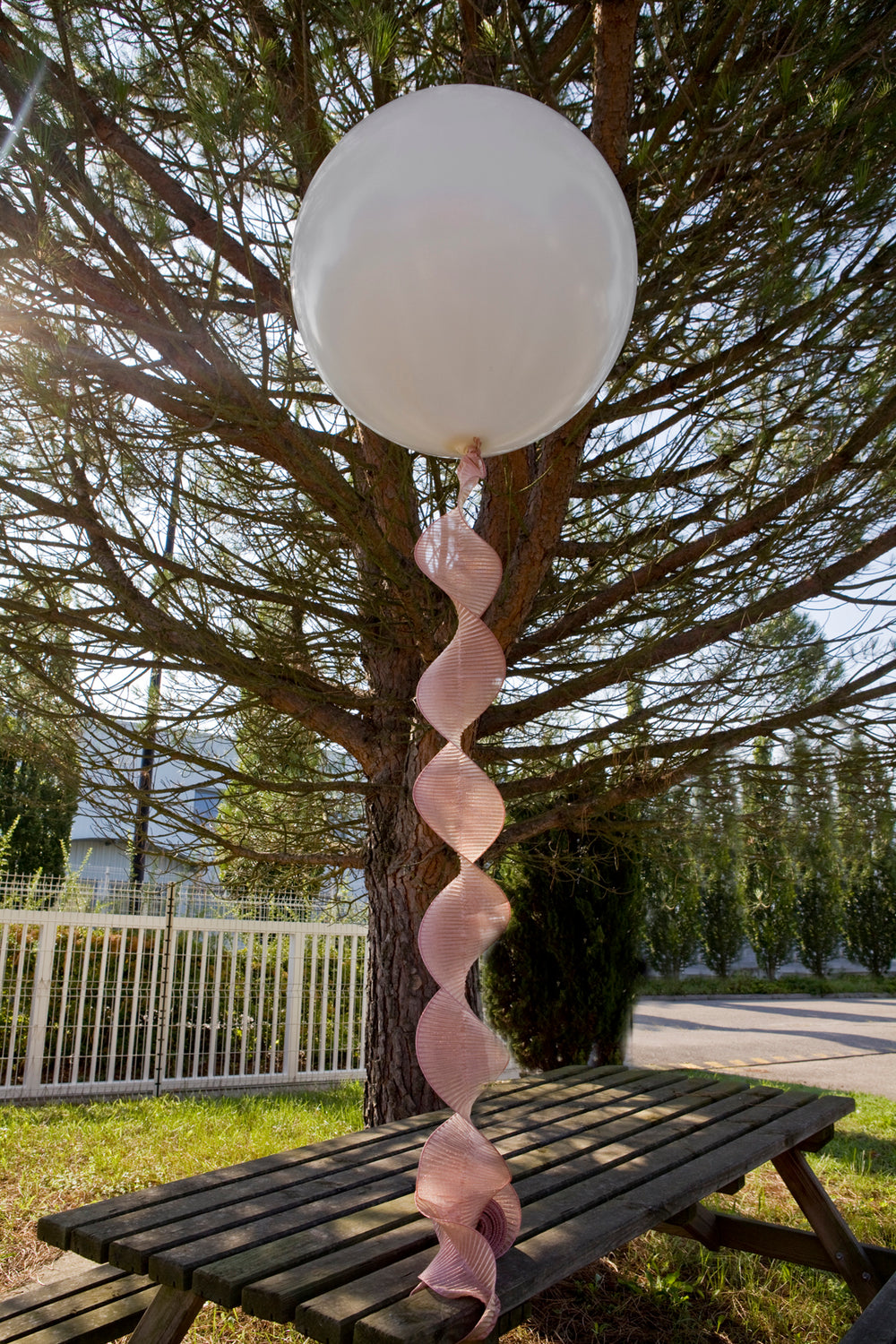 Mise en situation avec un ballon du ruban plissé armé brillant pour mariage rose gold