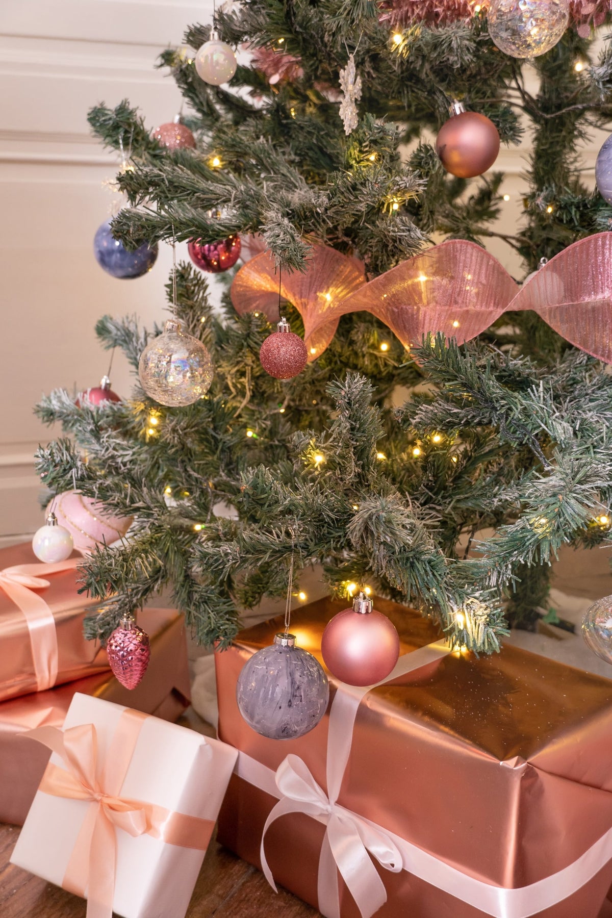 Mise en situation sur un sapin de Noël du ruban plissé armé brillant pour mariage rose gold