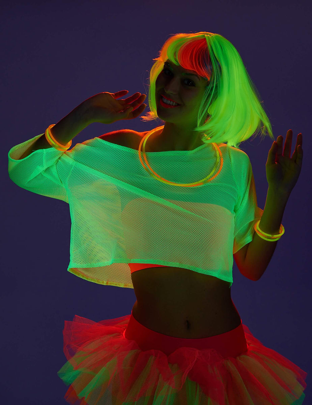 Efeito fluorescente sob luz negra do t-shirt curto em rede anos 80