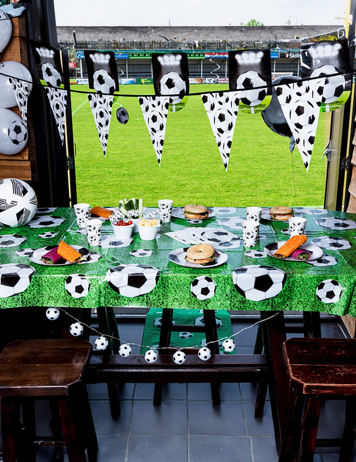 Mise en situation sur une table de fête du tapis Foot party