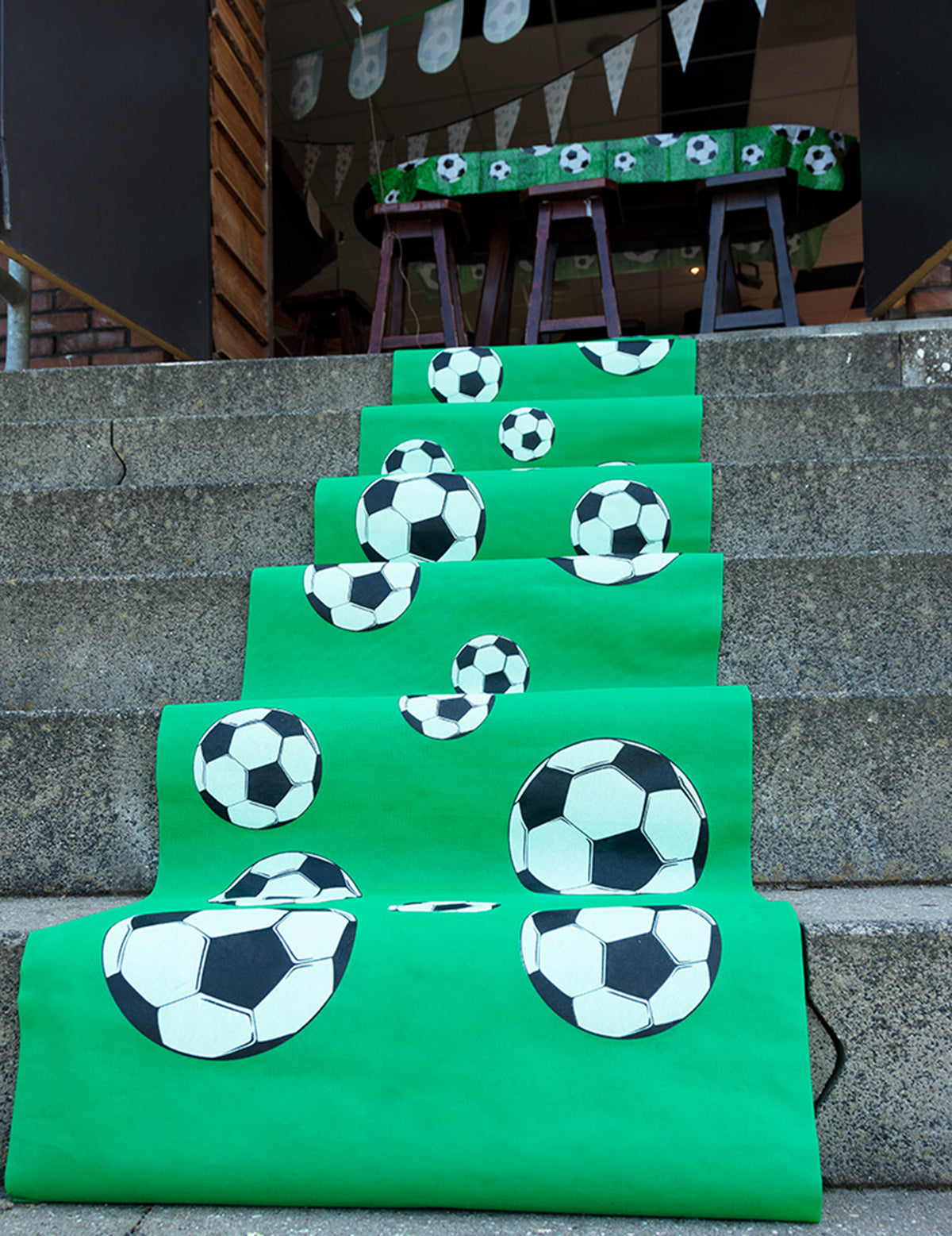 Mise en situation sur des marches d'escalier du Tapis Foot party