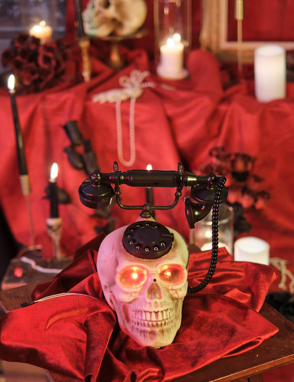 Detalhe dos olhos vermelhos luminosos do telemóvel caveira