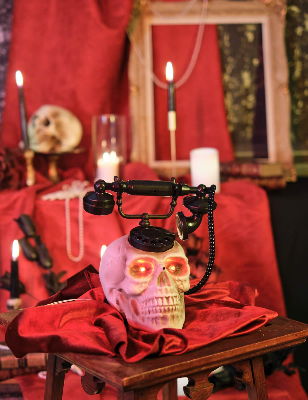 Cenário decorativo do telefone cabeça de morto com olhos vermelhos luminosos