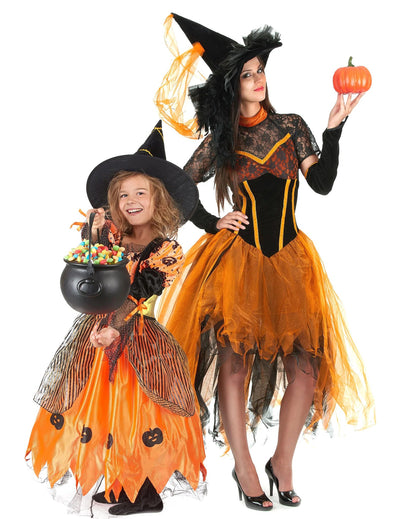 Fato de bruxa laranja para mãe e filha no Halloween