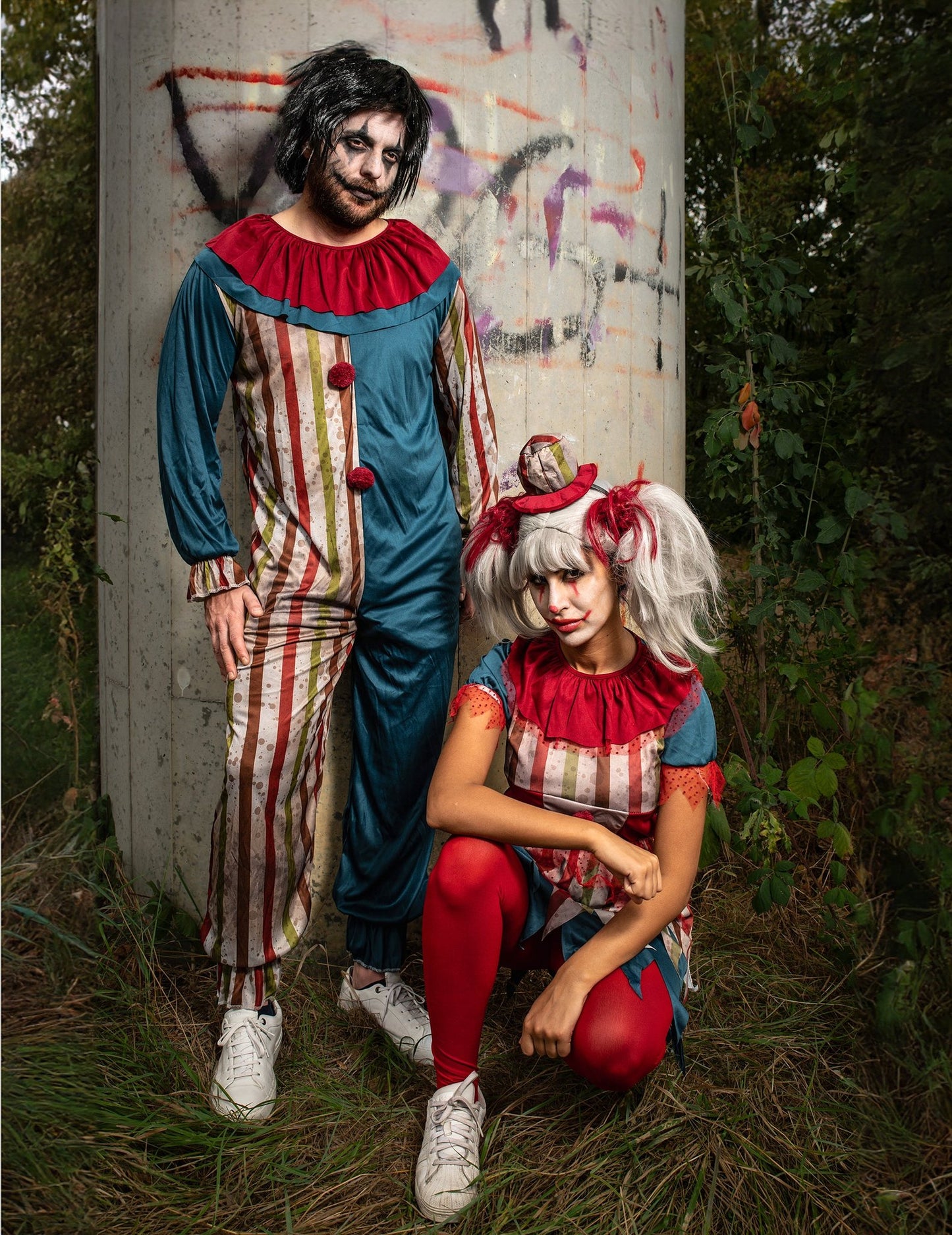 Fantasia de casal palhaço colorido de Halloween