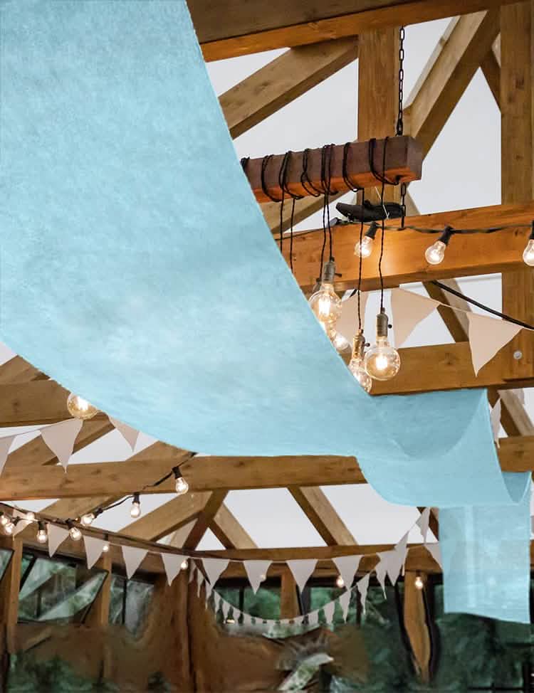Vista do rolo da cortina de casamento para decoração azul pastel em tecido não tecido