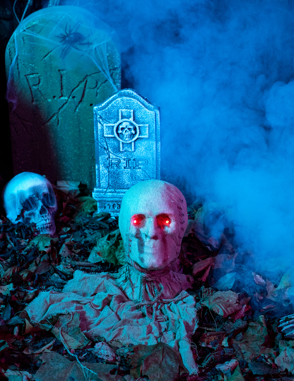 Mise en scène avec effets de fumée et yeux rouges de la tête de momie lumineuse décoration Halloween