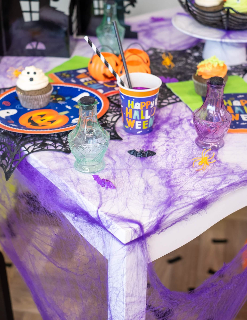 Cenário sobre uma mesa da teia de aranha halloween para decoração