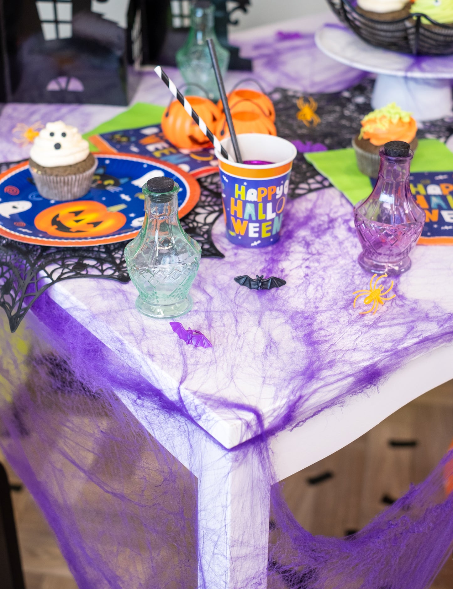 Mise en situation sur une table de la toile d'araignée Halloween pour décoration