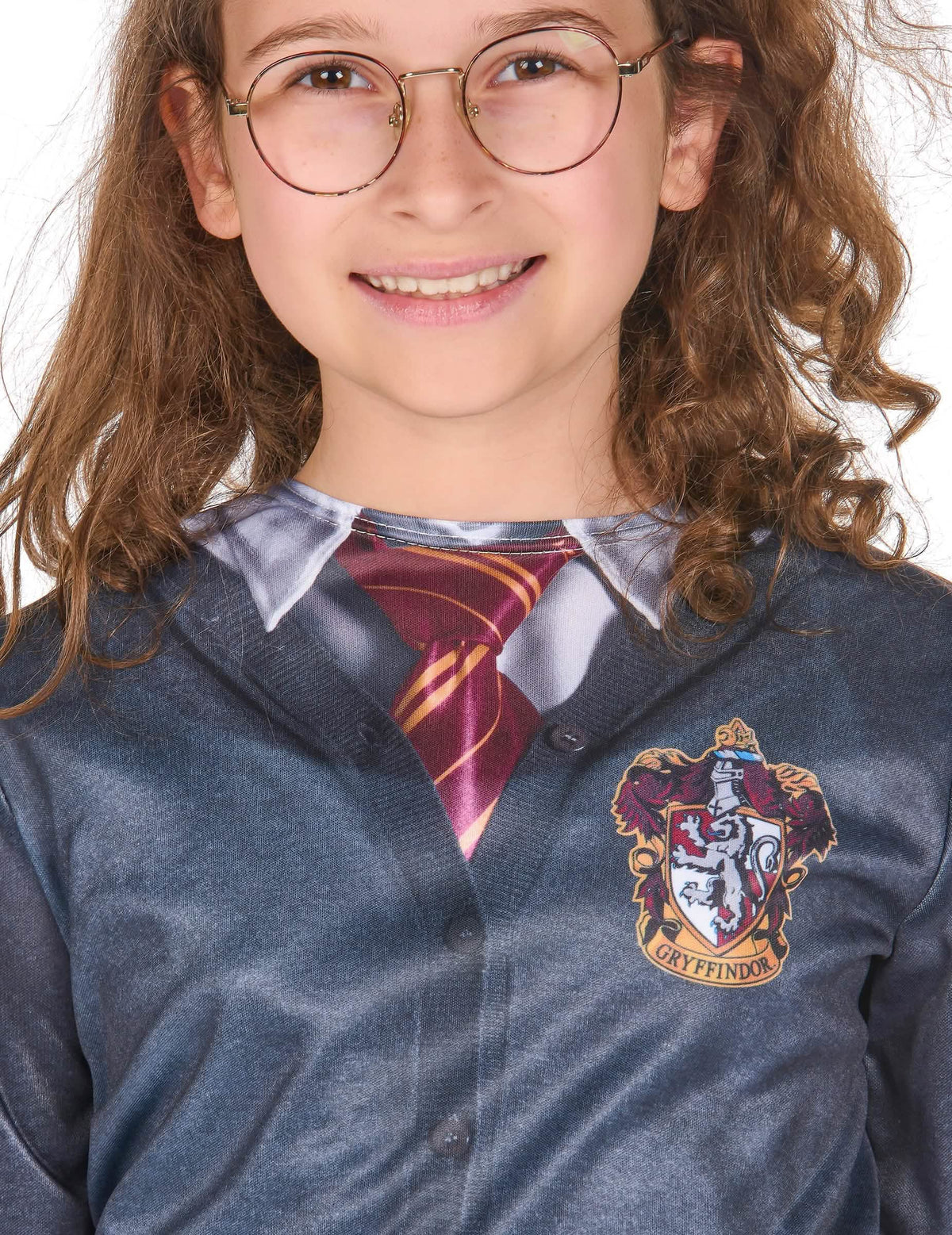 Grande plano sobre o brasão e a gravata do top com saia Gryffindor Harry Potter