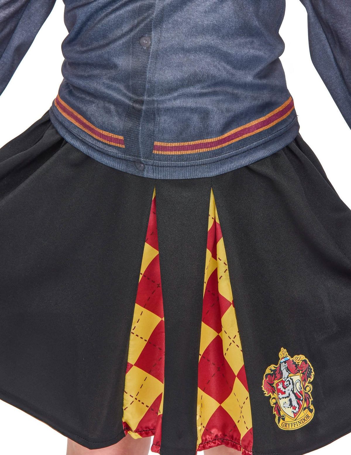 Grande plano sobre as pregas e o padrão da saia do top com saia Gryffindor Harry Potter