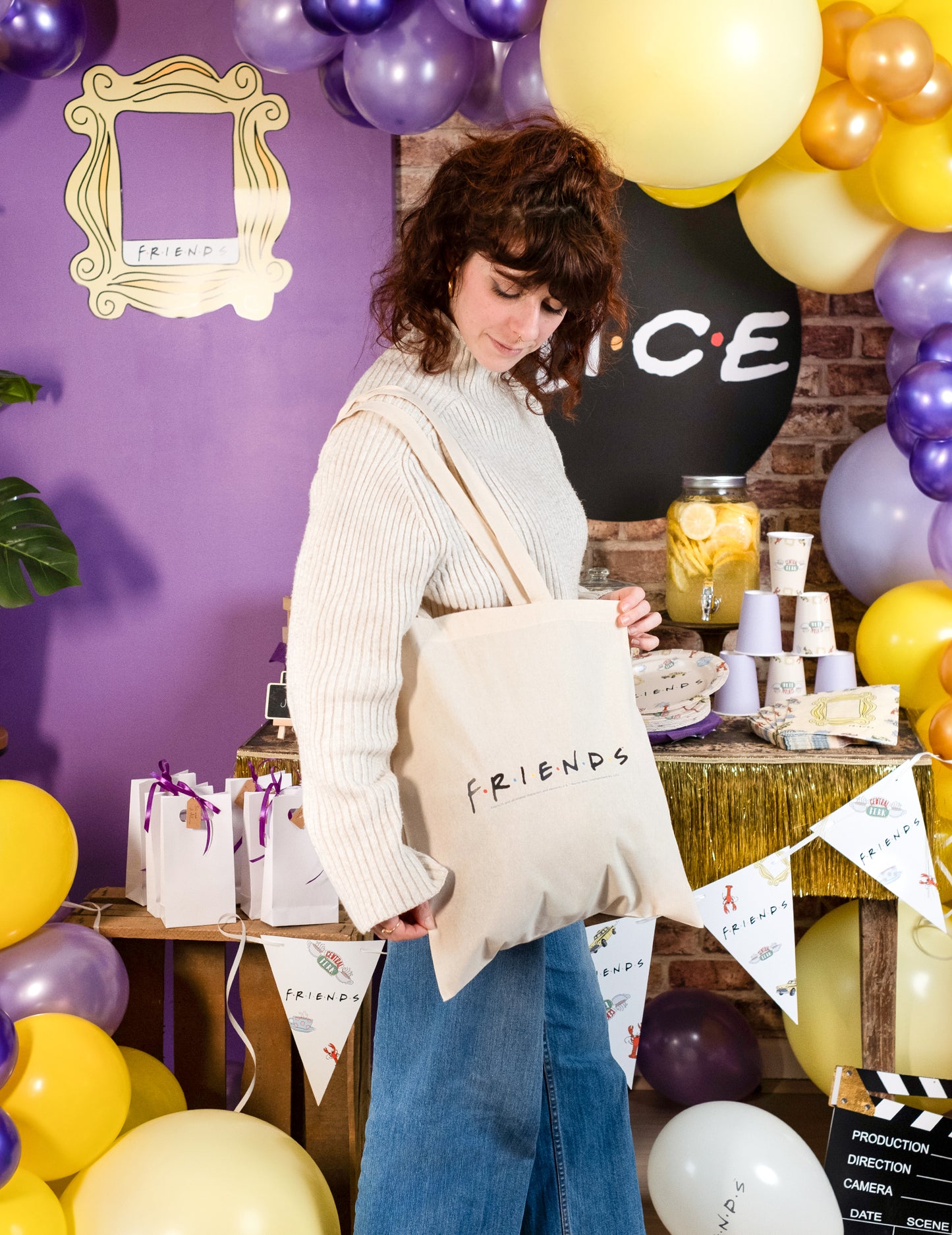 Mise en situation dans un décor de fête du tote bag en coton Friends