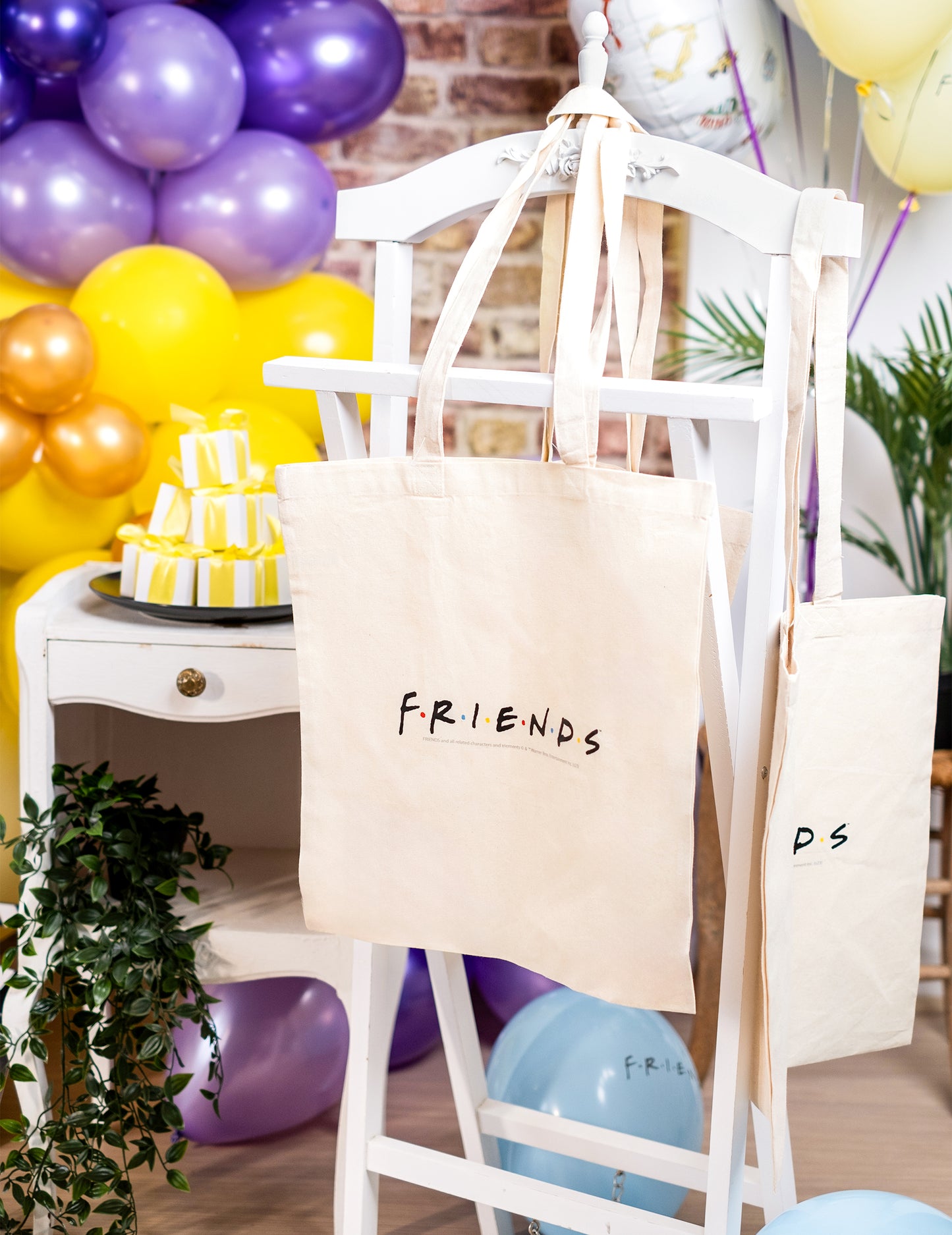 Vue des sacs suspendus sur un portant du tote bag en coton Friends