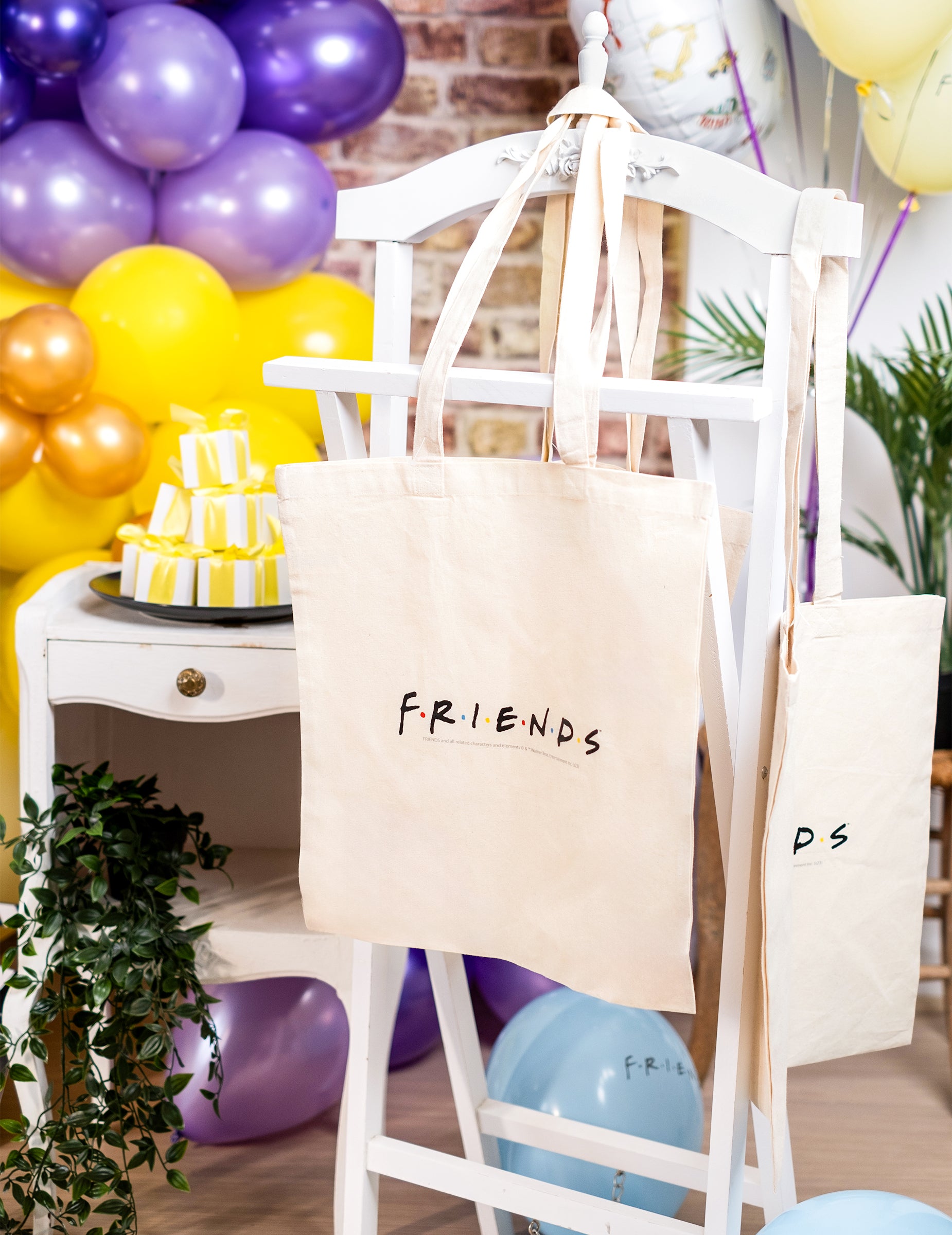 Vue des sacs suspendus sur un portant du tote bag en coton Friends