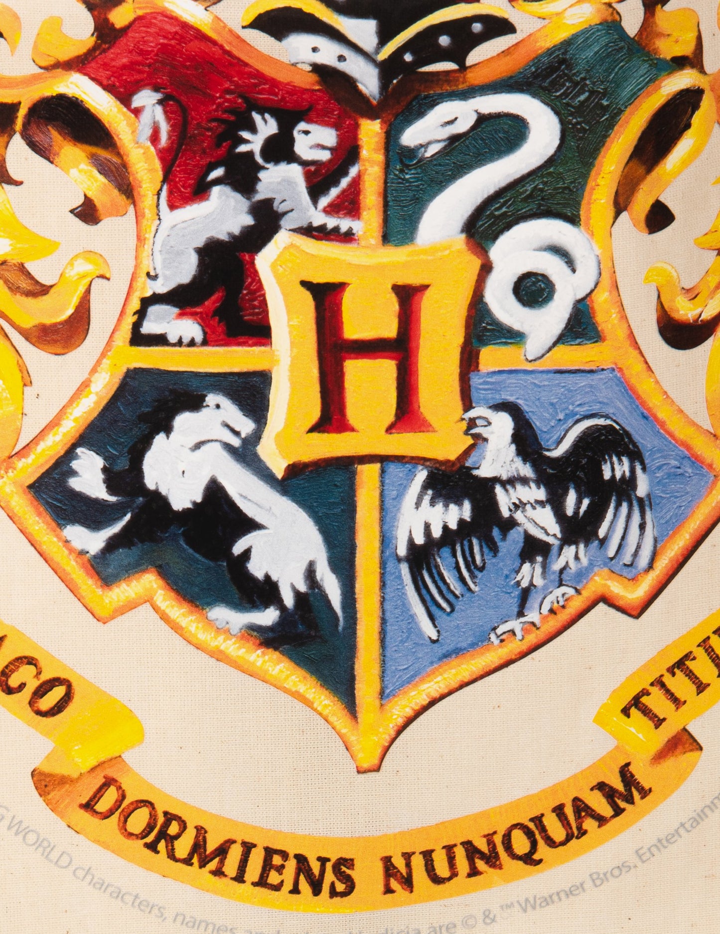 Gros plan sur le blason de Poudlard du sac tote bag en coton Harry Potter