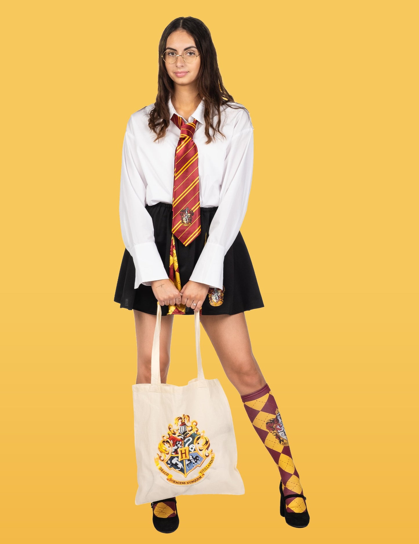 Vue d'ensemble du mannequin avec le sac tote bag en coton Harry Potter