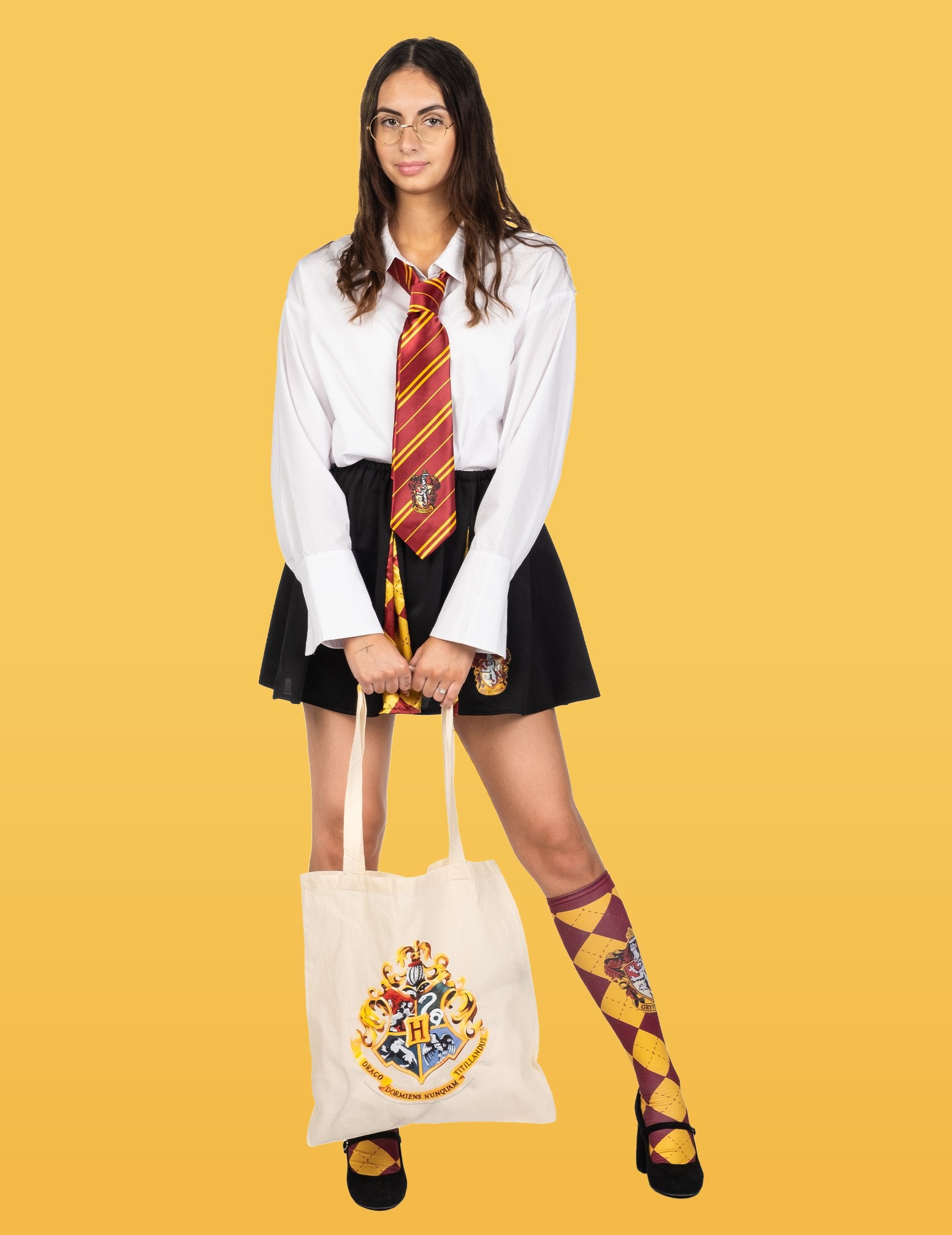 Vue d'ensemble du mannequin avec le sac tote bag en coton Harry Potter