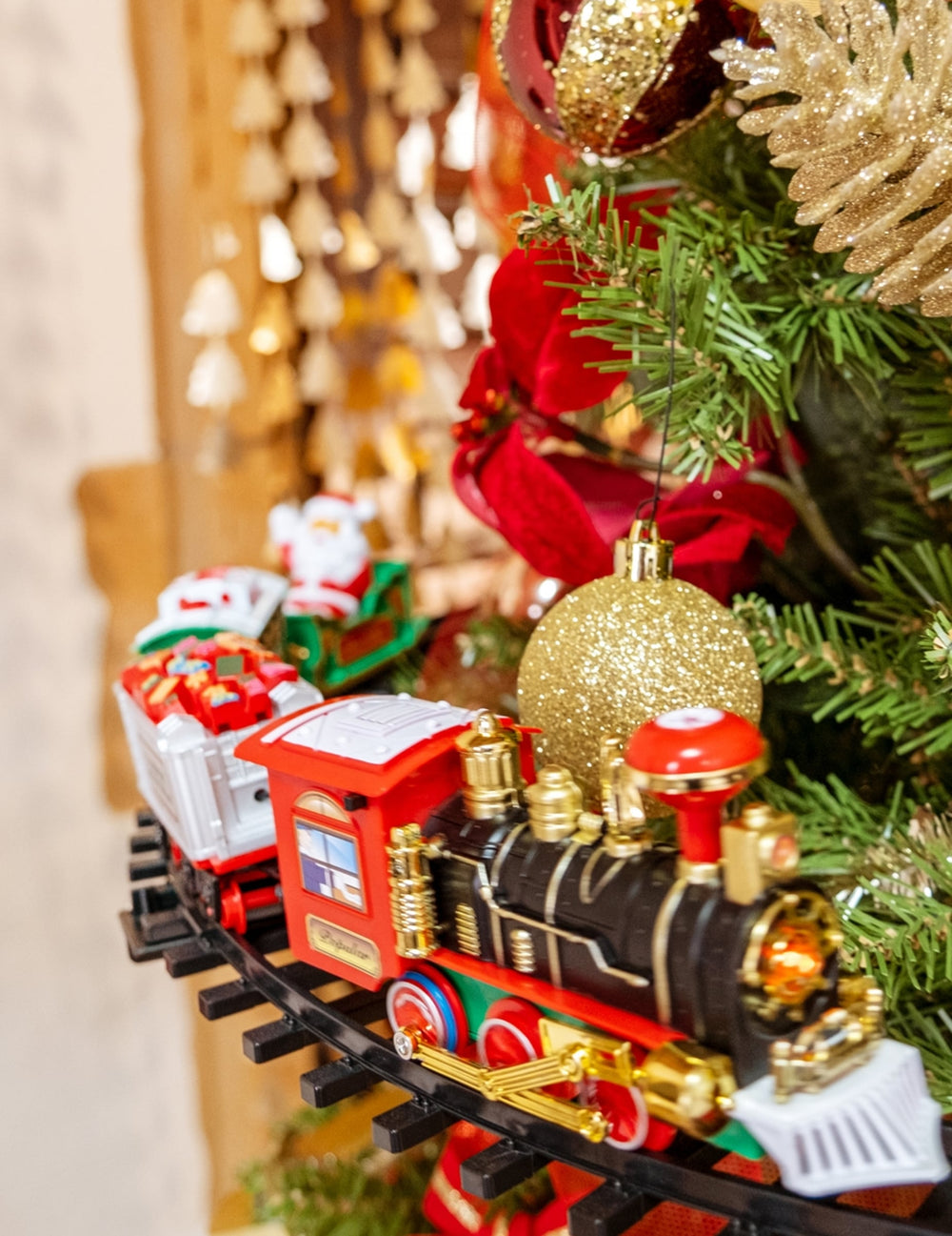 Gros plan sur la locomotive du train de noël pour sapin 23 pièces lumineux et animé