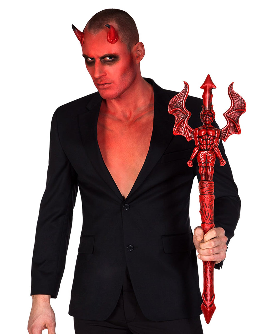 Mise en situation du trident du diable en plastique rouge porté par un homme