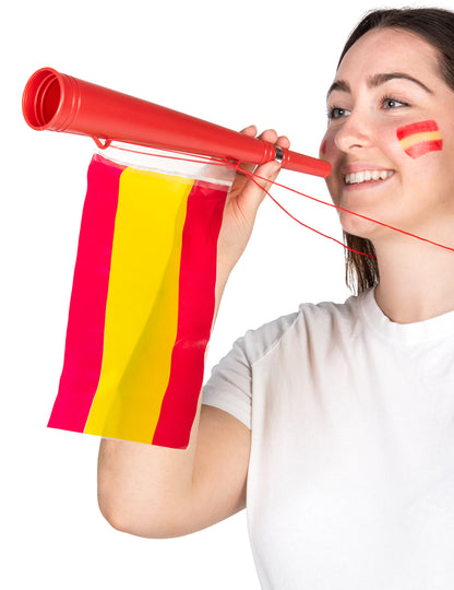Gros plan sur l'utilisation de la trompette football avec drapeau Espagne