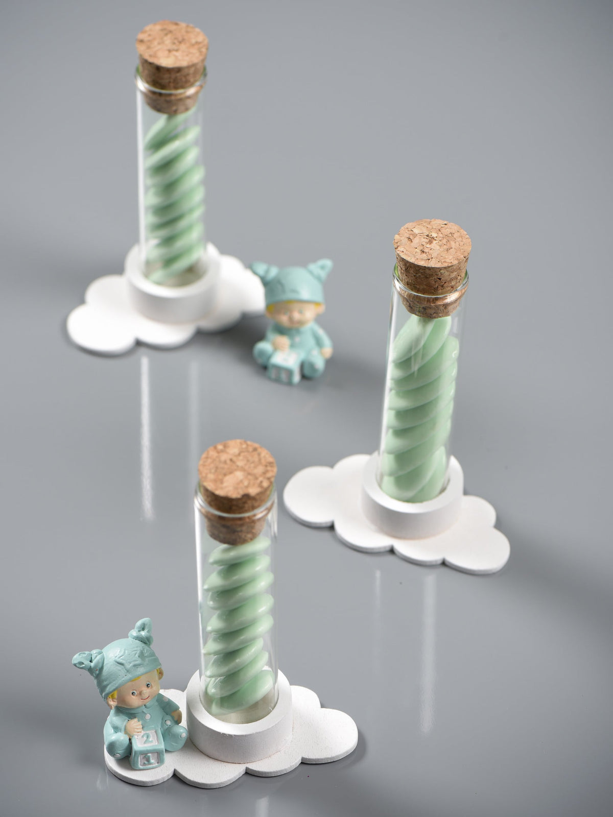 Mise en scène avec figurines et supports nuages du tube éprouvette en verre pour décoration