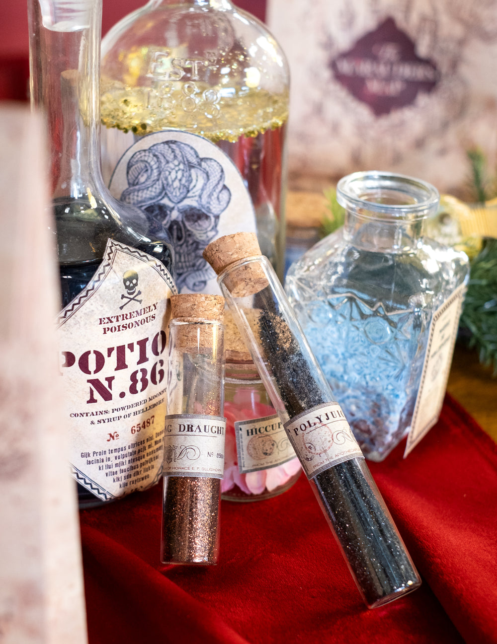 Vue rapprochée des poudres et étiquettes de potions du tube éprouvette en verre pour fête