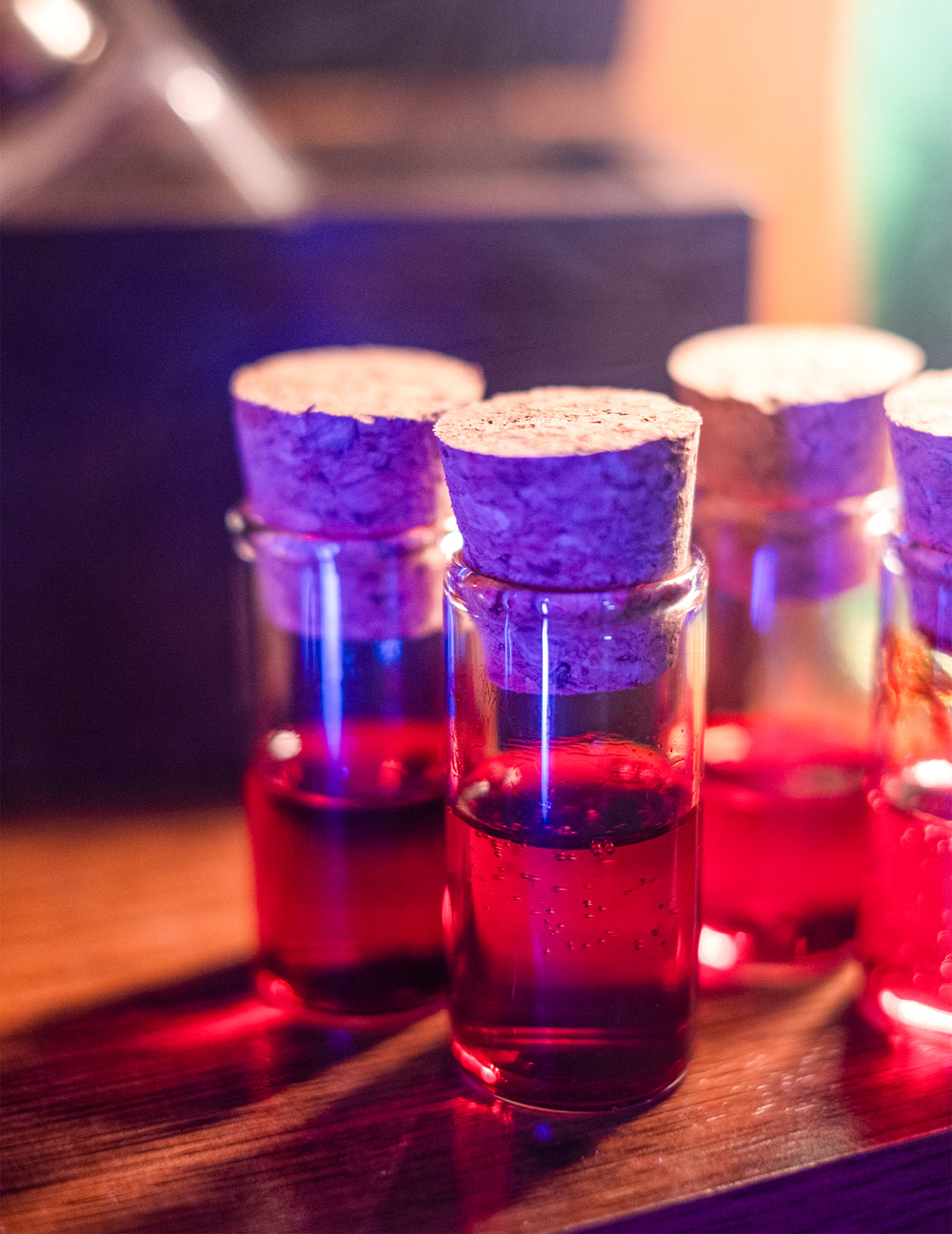 Gros plan sur le liquide rouge du tube éprouvette en verre