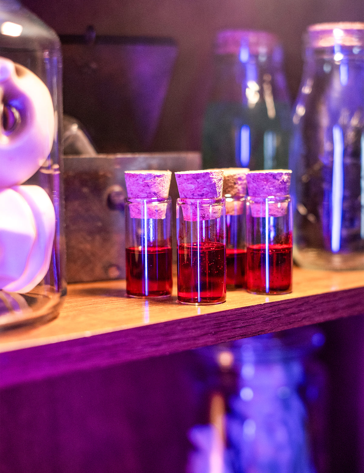 Mise en situation sur une étagère du tube éprouvette en verre transparent avec bouchon en liège