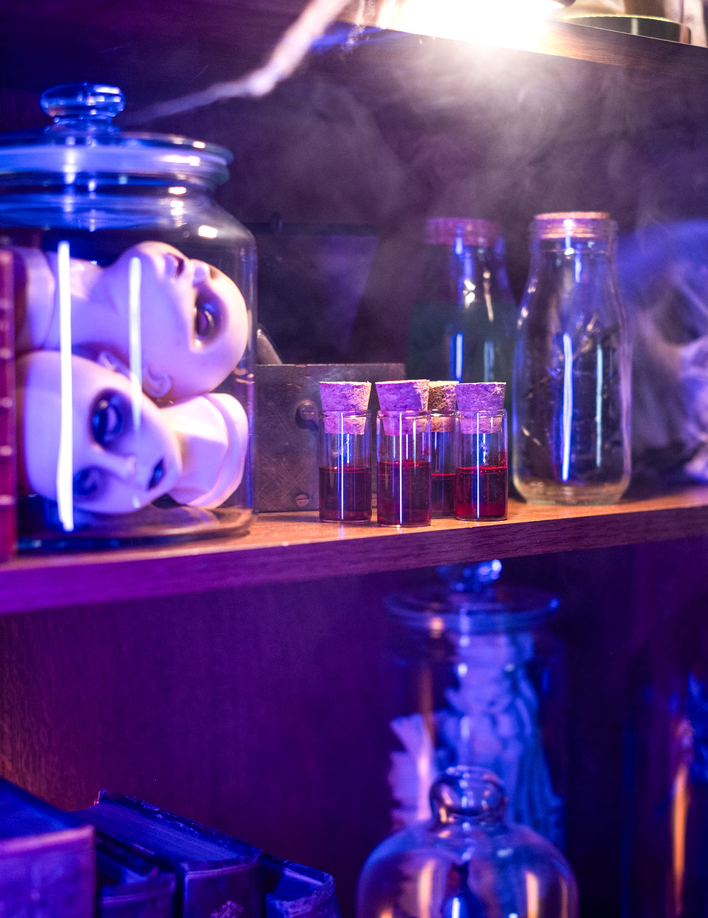 Ambiance de laboratoire d'Halloween du tube éprouvette en verre transparent avec bouchon en liège
