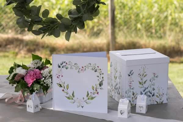 Encenação com livro de ouro da urna de casamento em cartão com motivo vegetal branco romântico